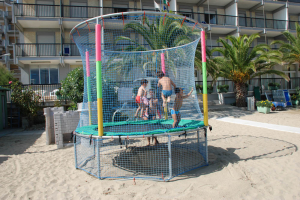 Trampolino elastico in spiaggia per bambini