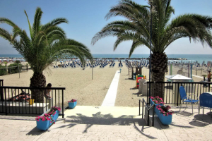 L'ingresso dalla terrazza sul mare